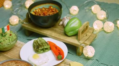 Huevos rancheros için malzemeler. 4k atış.