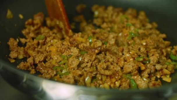 Meng gehakte ui, gehakte peper en chorizo vlees. Bak in een pan — Stockvideo