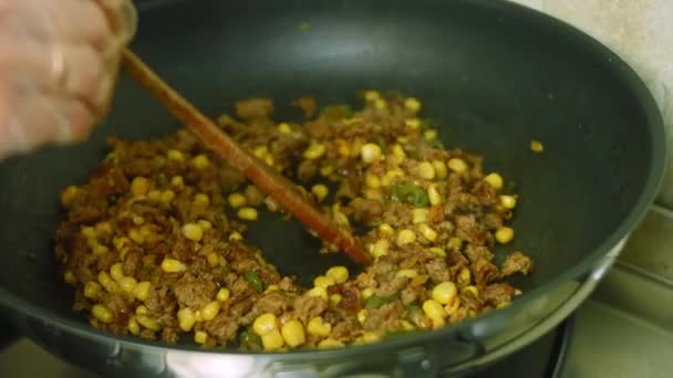 Aggiungere la salsa agli ingredienti chorizo. Frigga tutto in una pentola — Video Stock
