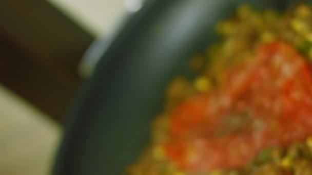 Aggiungere pepe nero agli ingredienti chorizo. Friggi tutto in una padella. Macro tiro — Video Stock