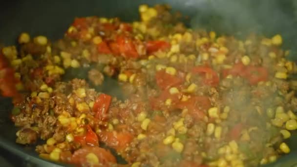Mezclar todos los ingredientes para Chorizo y Huevos rancheros — Vídeo de stock