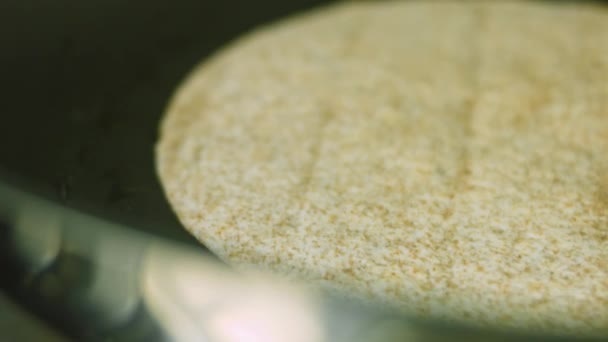 Eu frito uma tortilha na panela com óleo. Macro tiro — Vídeo de Stock