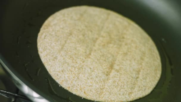 Usmažím tortillu na pánvi s olejem — Stock video
