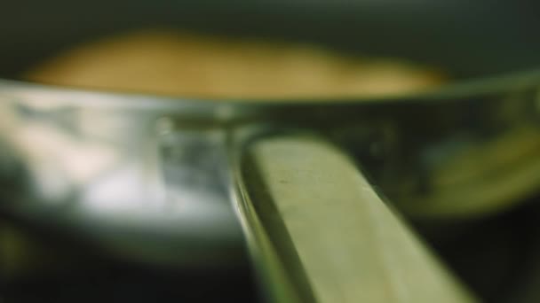 Tiro as tortilhas fritas da panela. Macro tiro — Vídeo de Stock