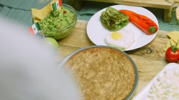 Tortilla 'ya Meksika fasulyesi koydum. Huevos rancheros hazırlanıyor. — Stok video