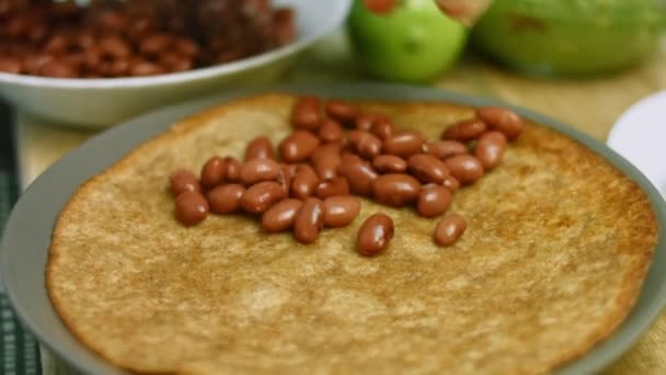 Puse los frijoles mexicanos en la tortilla. Preparación de huevos rancheros — Vídeos de Stock