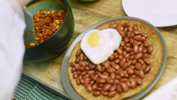 Aggiungo chorizo-verdure agli ingredienti per huevos rancheros — Video Stock