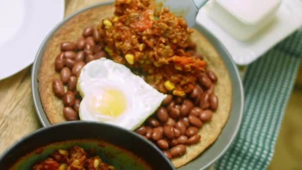 Añado chorizo-verduras a los ingredientes para huevos rancheros — Vídeos de Stock