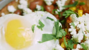 Kalp şeklinde yumurtalı Huevos rancheros. Makro ve sürgülü atış