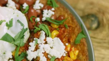 Kalp şeklinde yumurtalı Huevos rancheros. Makro ve sürgülü atış