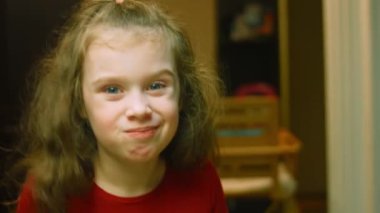 Kız cipsli guacamole sosunu tattı.