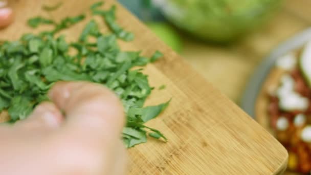 Ho messo il prezzemolo appena tritato negli ingredienti per huevos rancheros — Video Stock