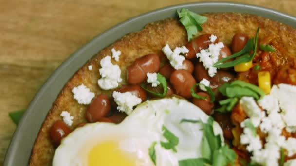 Huevos rancheros con huevo en forma de corazón. Disparos macro y deslizante — Vídeo de stock