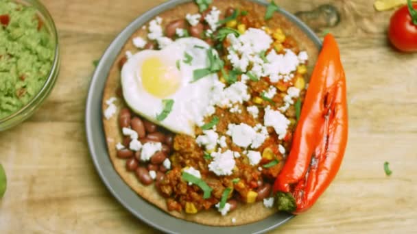 Huevos rancheros με αυγό σε σχήμα καρδιάς. Μεξικάνικη ατμόσφαιρα — Αρχείο Βίντεο