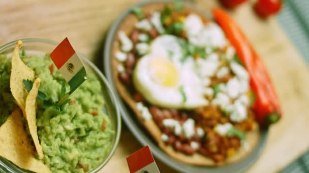 Rancheros Huevos com ovo em forma de coração e molho Guacamole. Ambiente mexicano — Vídeo de Stock