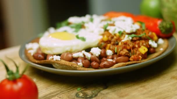 Huevos rancheros с яйцом в форме сердца. Атмосфера Мексики — стоковое видео