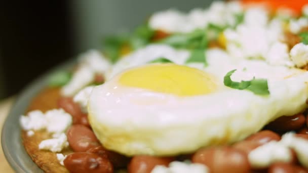 Huevos rancheros s vejcem ve tvaru srdce. Mexická atmosféra — Stock video