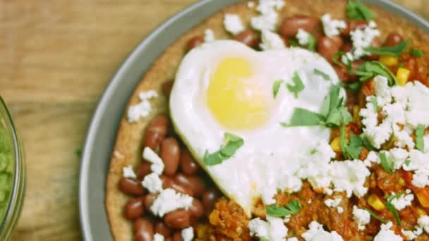 Huevos rancheros with heart-shaped egg. Mexican atmosphere — Stock Video