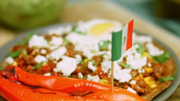 Huevos rancheros z jajkiem w kształcie serca z meksykańską flagą. Meksykańska atmosfera. Ujęcia makro — Wideo stockowe