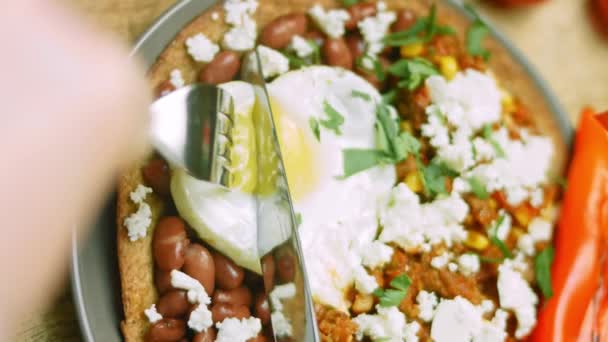 Corte o ovo em forma de coração de Huevos rancheros com uma faca — Vídeo de Stock