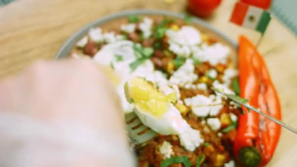 Jag äter Huevos rancheros med ett hjärtformat ägg. — Stockvideo