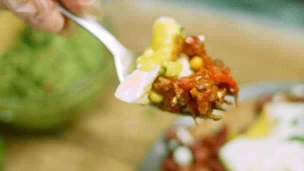 Huevos rancheros in a fork.宏观射击 — 图库视频影像