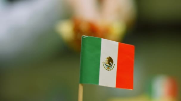Nachos with huevos rancheros. Makro natáčení s mexickou vlajkou — Stock video