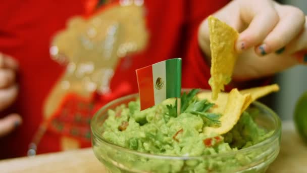 Kız cipsli guacamole sosunu tattı. — Stok video