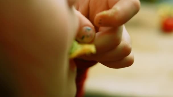 La chica probó la salsa de guacamole con nachos — Vídeo de stock