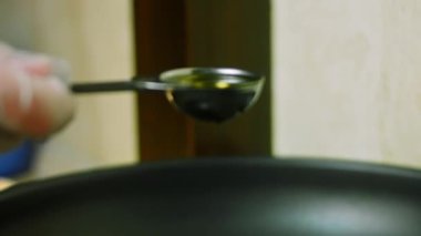 Bir çorba kaşığı buğday yağı dök. Makro çekim