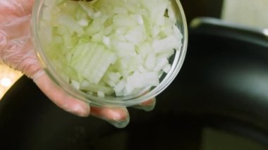 Tavada doğranmış soğanı kızartıyorum.