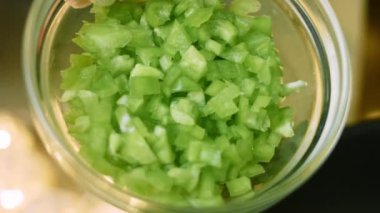 Kızartma tavasına doğranmış yeşil biberi koydum.