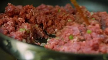 Hindi etiyle tavada kızartılan malzemeleri karıştır. Chili con carne pişir, Meksika mutfağı. Makro çekim