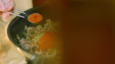 Kavrulmuş hindiye bir çorba kaşığı kırmızı biber ekle. Chili con carne pişir, Meksika mutfağı