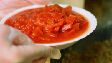 Kavrulmuş hindiye doğranmış domates ekle. Chili con carne pişir, Meksika mutfağı. Makro çekim