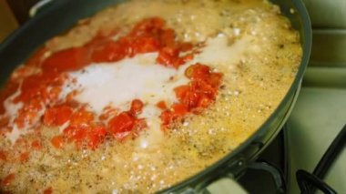 Kavrulmuş hindiye Belçika birası ekliyorum. Chili con carne pişir, Meksika mutfağı. Makro çekim