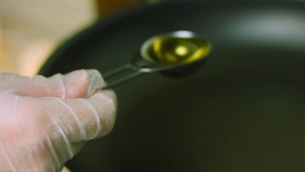 Önts egy evőkanál búzaolajat. Makrofényképezés — Stock videók