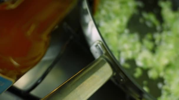 Mezclar la cebolla picada y el pimiento y freír en la sartén. Disparos macro — Vídeo de stock