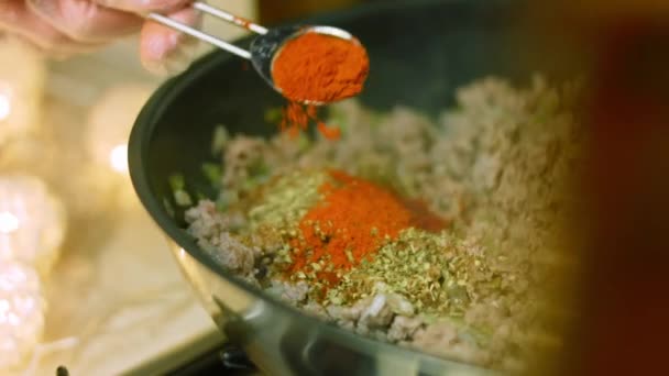 Tillsätt en matsked paprika till den rostade kalkonen. Cook chili con carne, mexikanska köket — Stockvideo