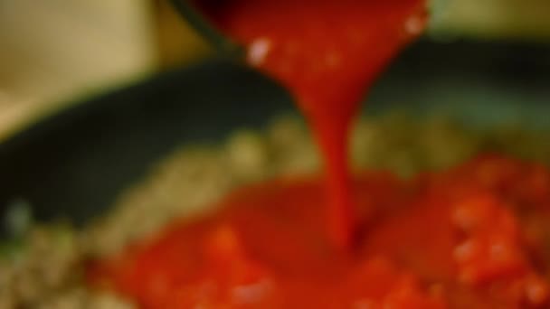 Додайте томатний сік до смаженої індички. Cook chili con carne, мексиканська кухня. Макро стрілянина — стокове відео