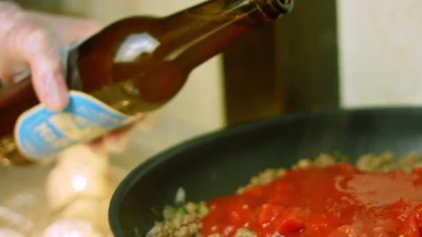 Acrescento cerveja belga ao peru assado. Cozinhe chili con carne, cozinha mexicana. Macro tiro — Vídeo de Stock