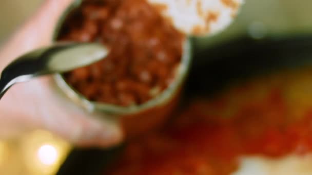 I add a can of Mexican beans to the roasted turkey. Cook chili con carne, Mexican cuisine. Macro shooting — Stock Video