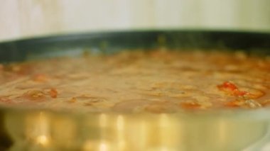 İçindekileri kızartarak sıvıyı buharlaştır. Chili con carne pişir, Meksika mutfağı. Makro çekim