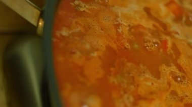 İçindekileri kızartarak sıvıyı buharlaştır. Chili con carne pişir, Meksika mutfağı. Makro çekim