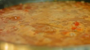 İçindekileri kızartarak sıvıyı buharlaştır. Chili con carne pişir, Meksika mutfağı. Makro çekim
