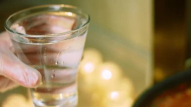 Uzun kaynayan pirincin üzerine bir bardak su ekliyorum. Arka planda, chili con carne pişir. Makro çekim