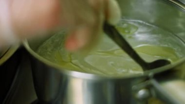 Bir çorba kaşığı haşlanmış pirinci karıştır.