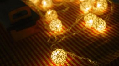 Altın küresel ışıkları olan yemek masası.