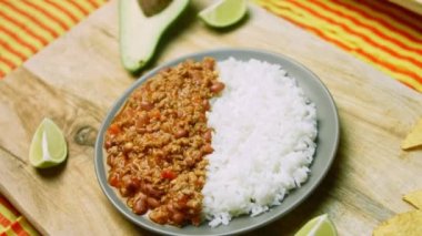 Chili con carne ve pilava birkaç dilim avokado ekliyorum. Hindi ve Belçika birasından yapılıyor.