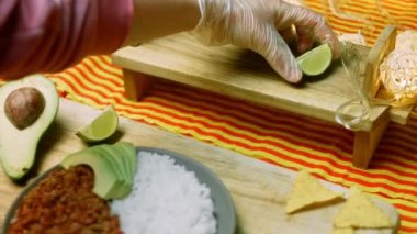 Chili Con Carne 'a uzun pirinçli çeyrek limon koydum. Hindiden yapılmış Belçika birası.